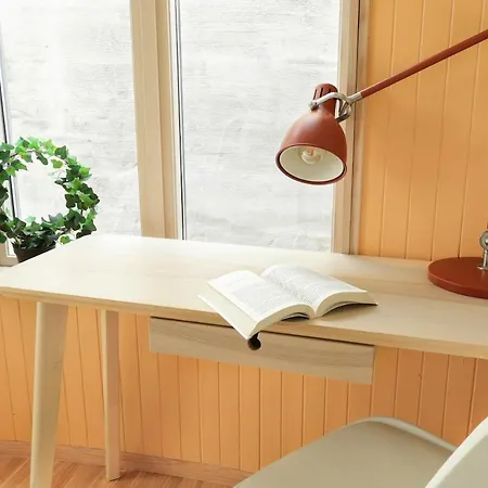 Stylish 2nd Floor Centre *