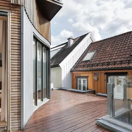 Stylish 2nd Floor Centre