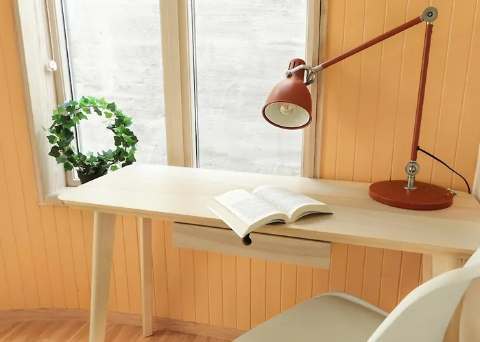 Stylish 2nd Floor Centre *