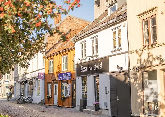 Stylish 2nd Floor Centre *